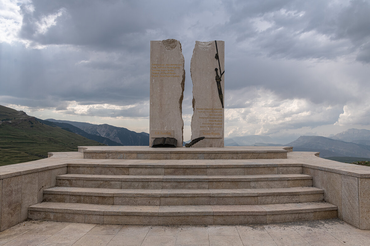 Серия Дагестан.  Памятник Л.Н. Толстому и Хаджи-Мурату в селе Хунзах на плато Матлас. - Борис Гольдберг