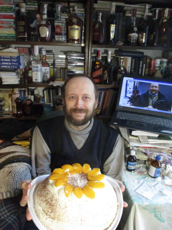 Размышления в день рождения (в руках торт "Персик"  - подарок от мамы и сестры) - Alex Aro Aro Алексей Арошенко