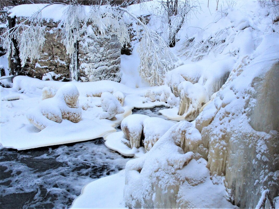 Замерзший водопад представляет собой удивительное зрелище. .. - ЛЮДМИЛА 