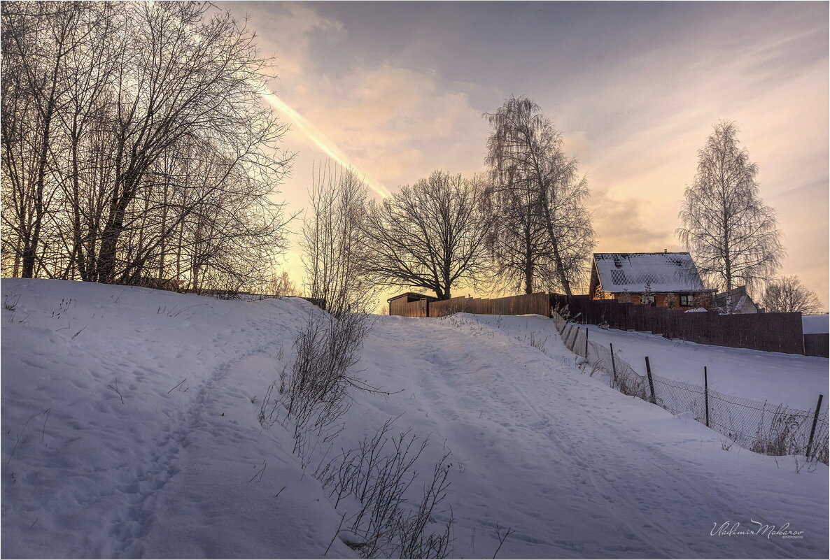 "В мороз. Дом у тропы"© - Владимир Макаров