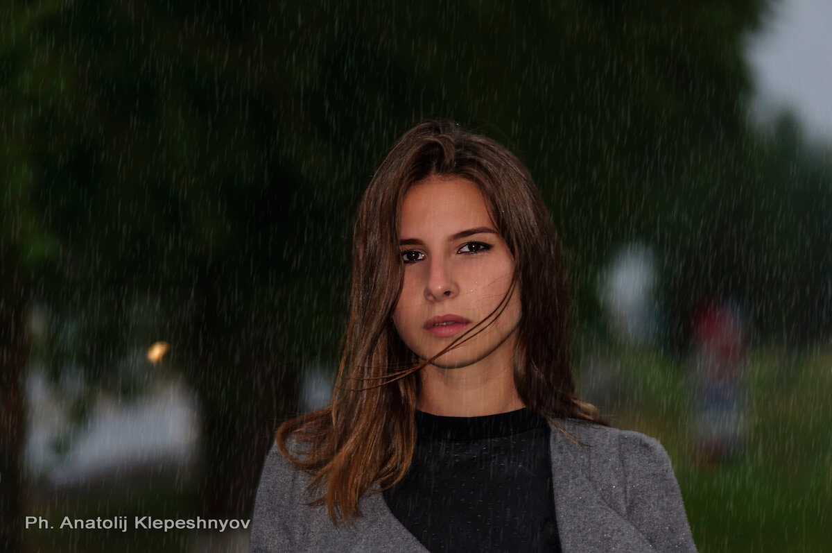 Портрет девушки под дождём - Анатолий Клепешнёв