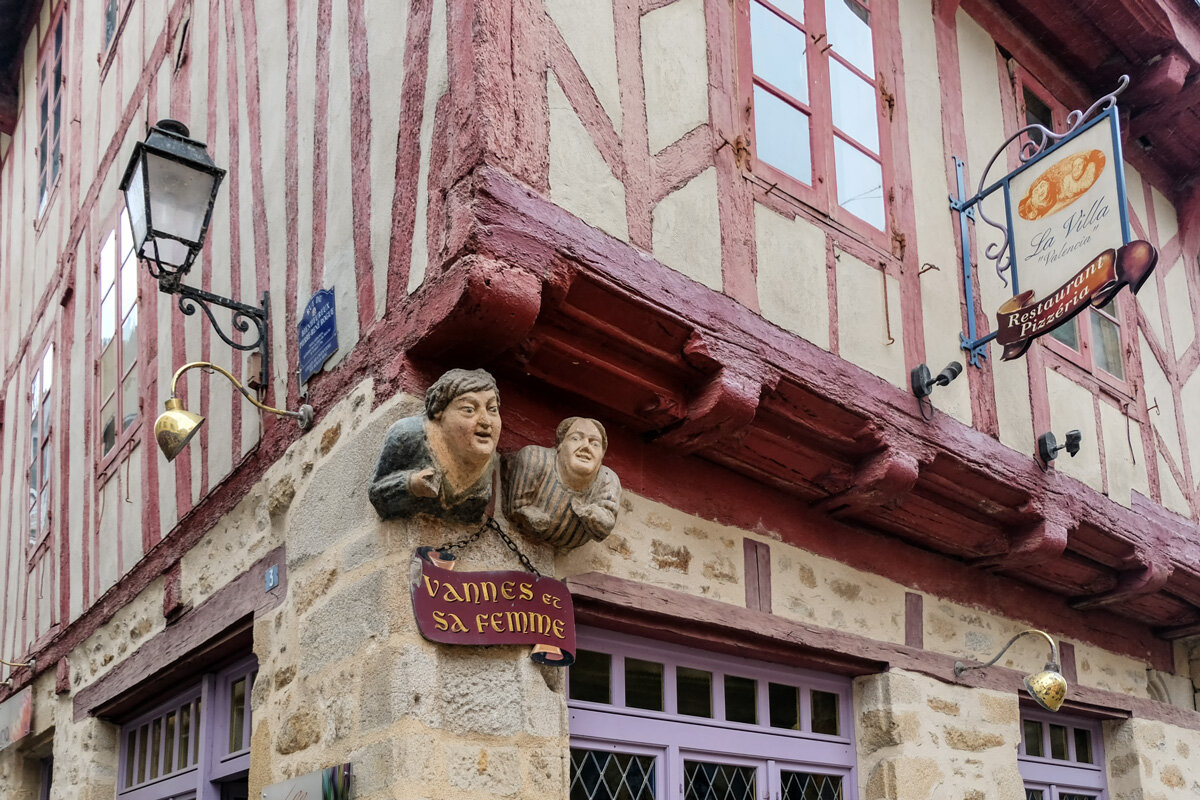 Франция. Бретань. Город Ван.Старинный дом со скульптурой «Ван и его жена». 15 век. - Надежда Лаптева