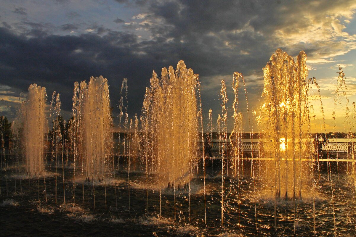 ..фонтан на берегу Волги в Самаре на закате - Александр Герасенков