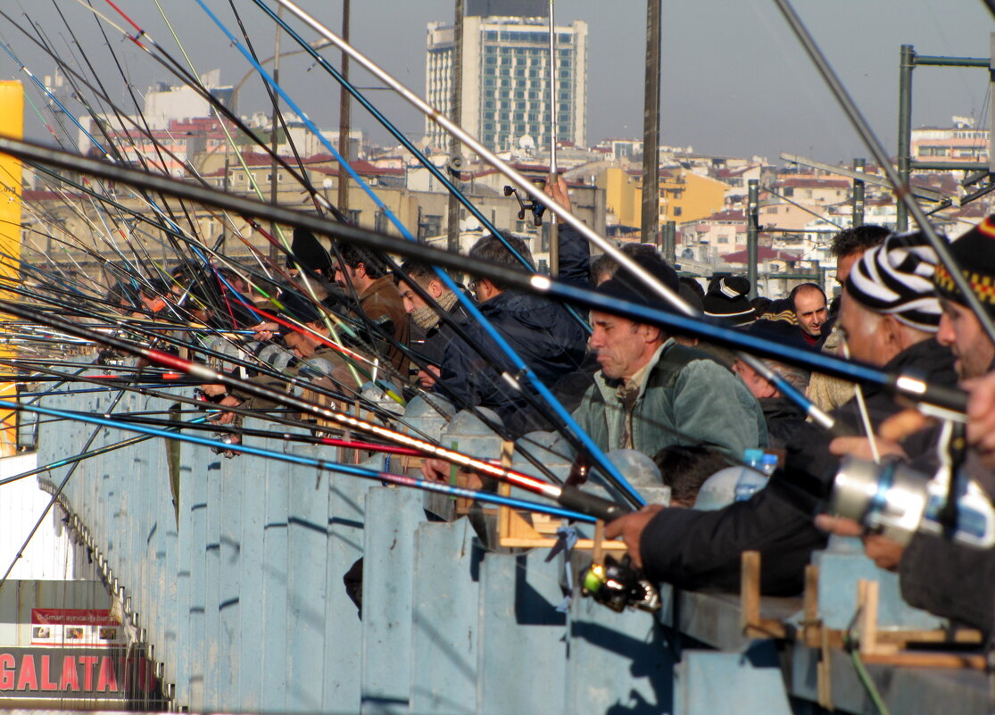 Рыбалка на знаменитом Галатском мосту. Стамбул. - ИРЭН@ .
