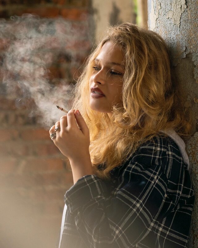 Девушка с сигаретой - Ульяна Гончарова