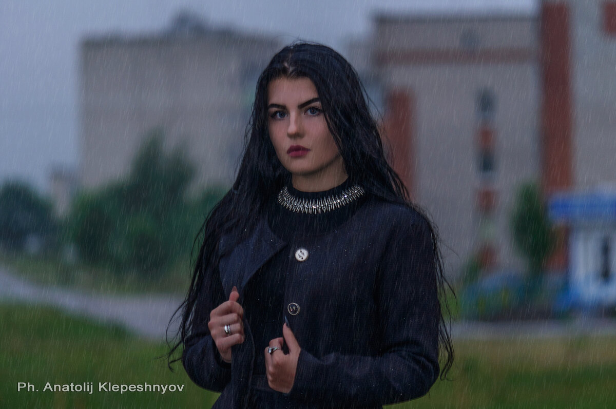 Спонтанный девушки под дождём - Анатолий Клепешнёв