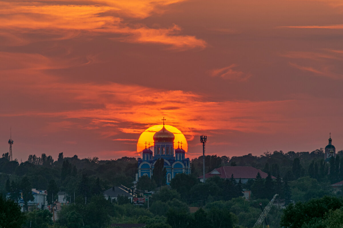 собор на фоне заходящего солнца - Виталий Емельянов