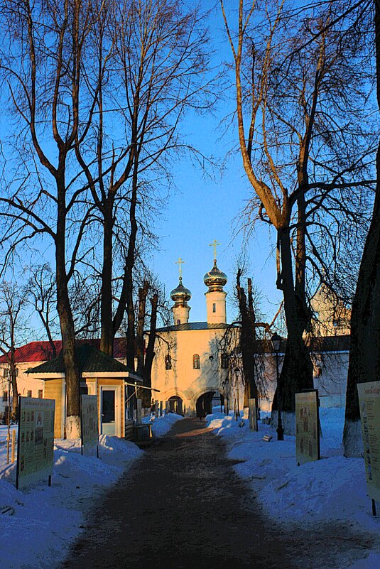 вечерняя алея в монастыре - Сергей Кочнев