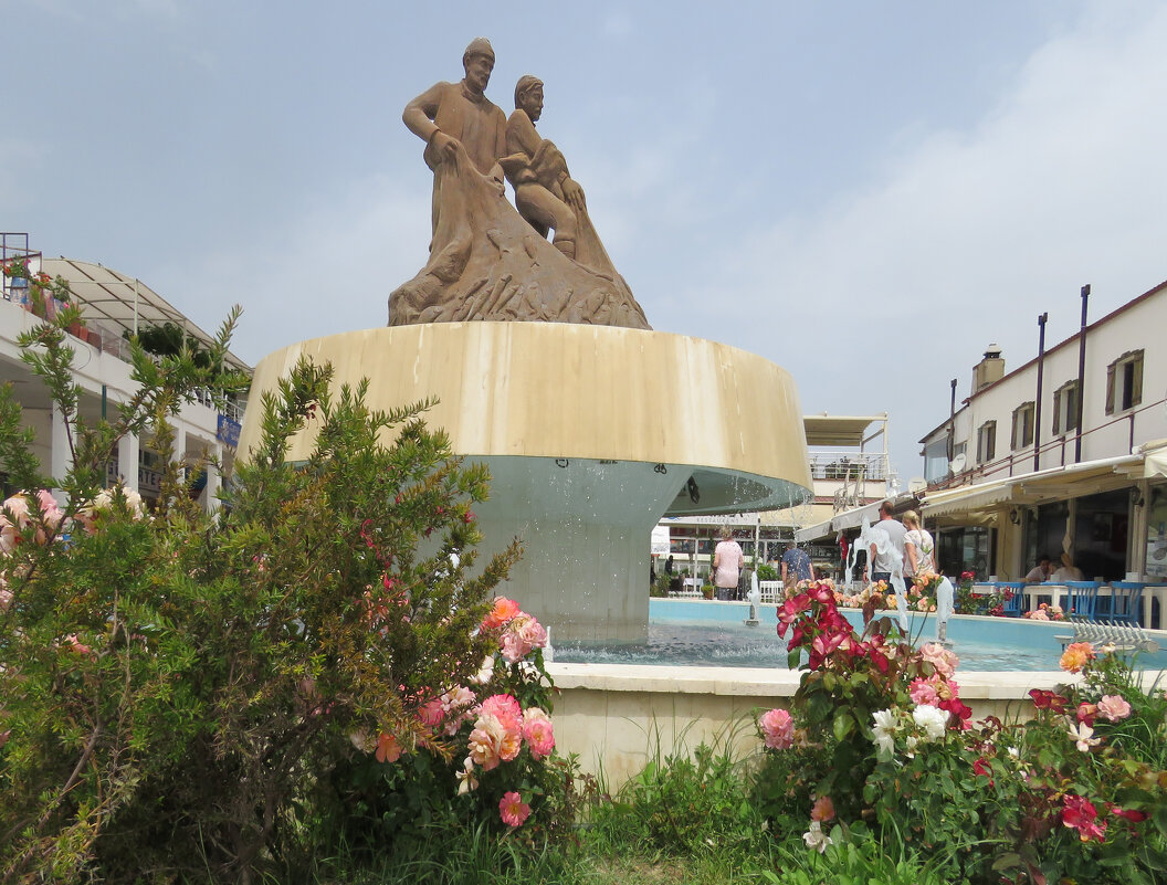 фонтан-памятник рыболовам в Кушадасах - ИРЭН@ .