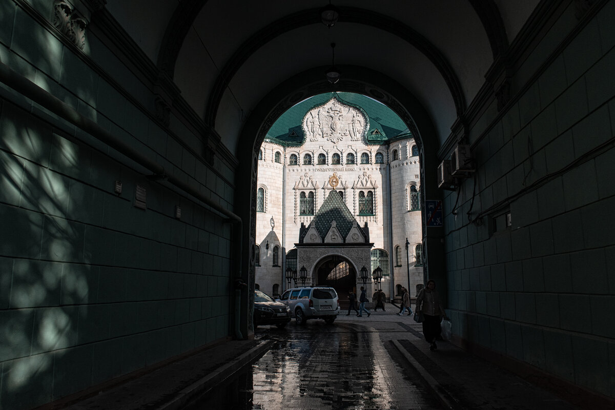 Через арку на Большую Покровскую. - Олег Грибенников