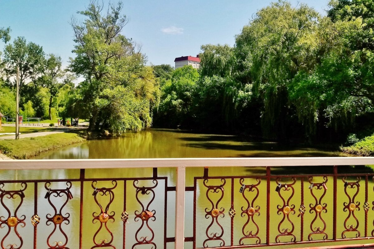 Мостик через канал реки Кубань в парке Зеленый остров Черкесска - Елена (ЛенаРа)