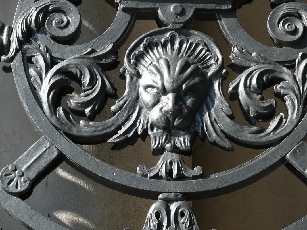 Лев на створке ворот - Стальбаум Юрий 