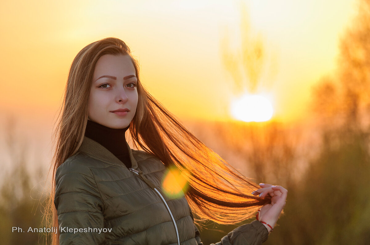 Портрет девушки на закате весеннего дня - Анатолий Клепешнёв