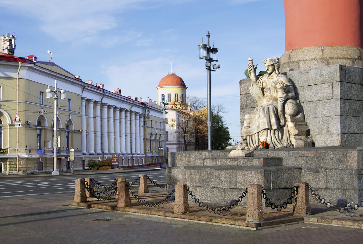 Северная Ростральная колонна со статуей, символизирующей Волгу - Стальбаум Юрий 