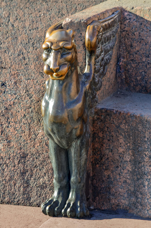 Бронзовый лев у спуска к Неве с гранитными сфинксами у Академии Художеств - Стальбаум Юрий 