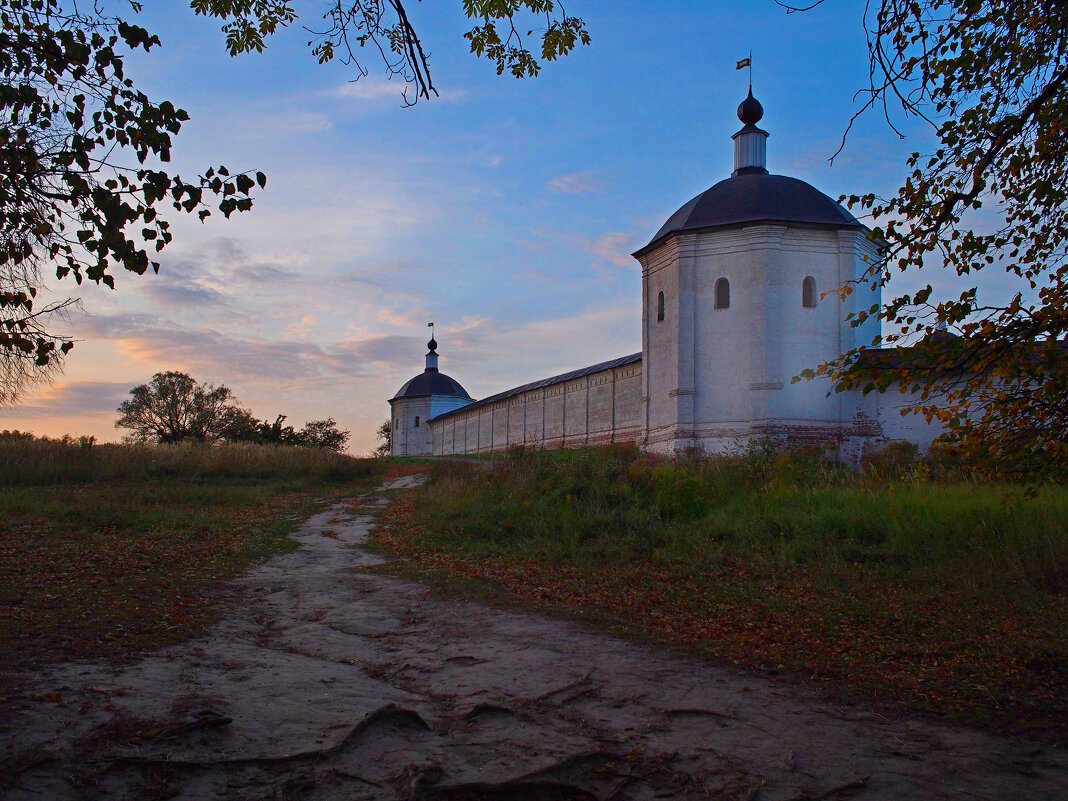 Башни монастыря в вечернем свете - Евгений 