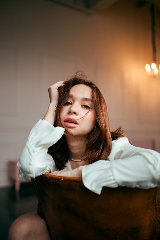 Портрет девушки в белой рубашке в студии - Lenar Abdrakhmanov