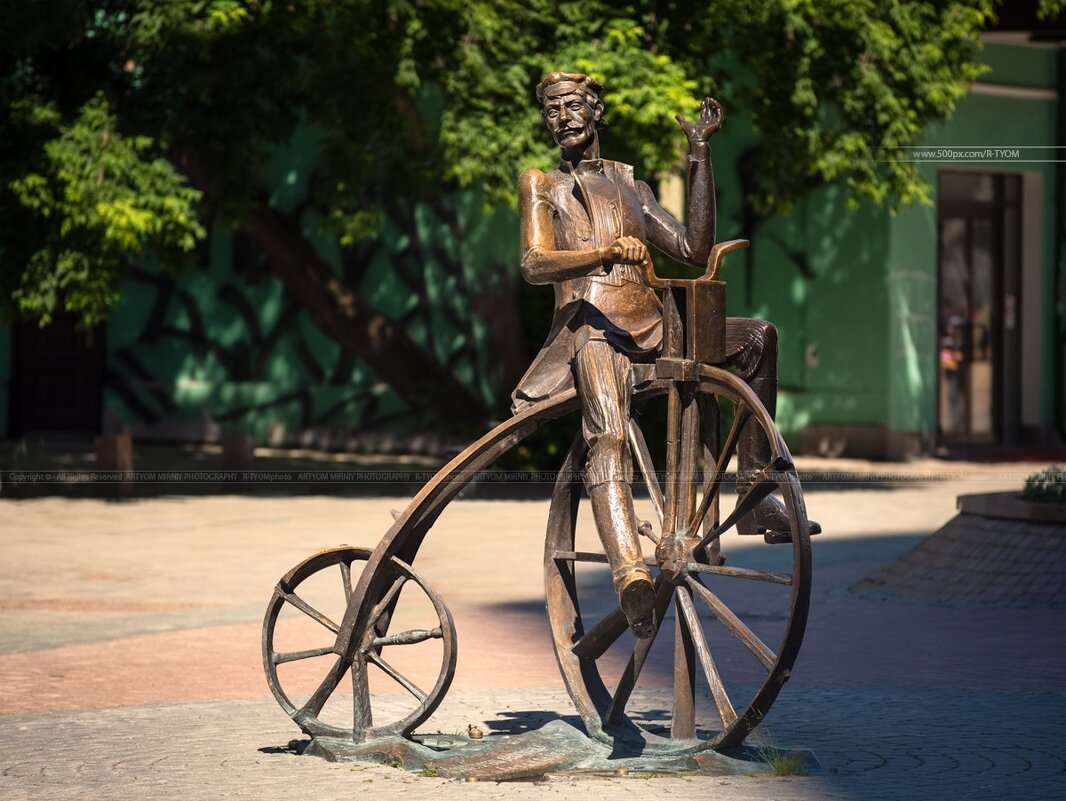 Памятник изобретателю велосипеда Ефиму Артамонову - Артём Мирный / Artyom Mirniy