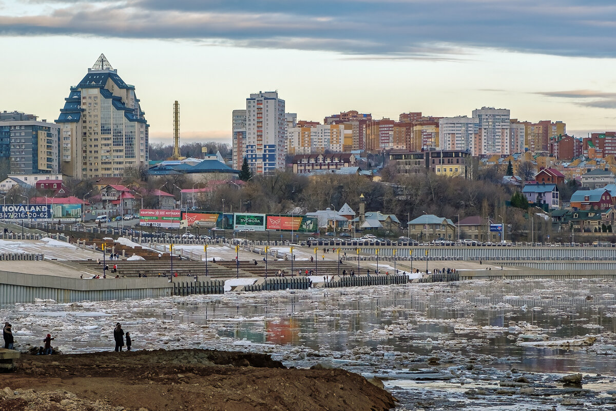Город смотрит свысока на плывущих мимо льдин - Сергей Шатохин 