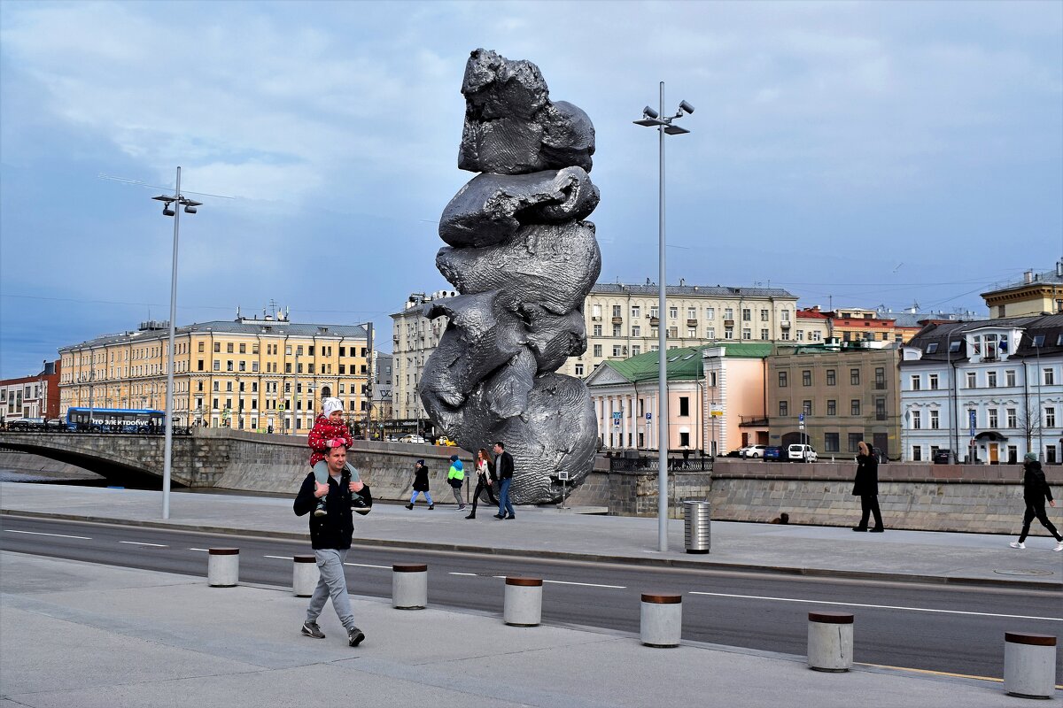 Скульптуру "Большая глина" на Болотной набережной. - Татьяна Помогалова