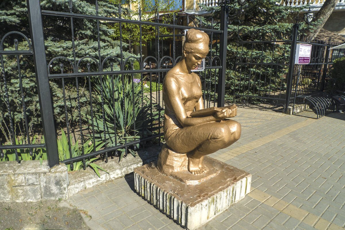 Памятник  девушке  ,студентке - Валентин Семчишин