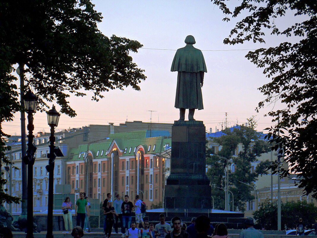Памятник Н.В. Гоголю на Арбатской площади. - Галина 