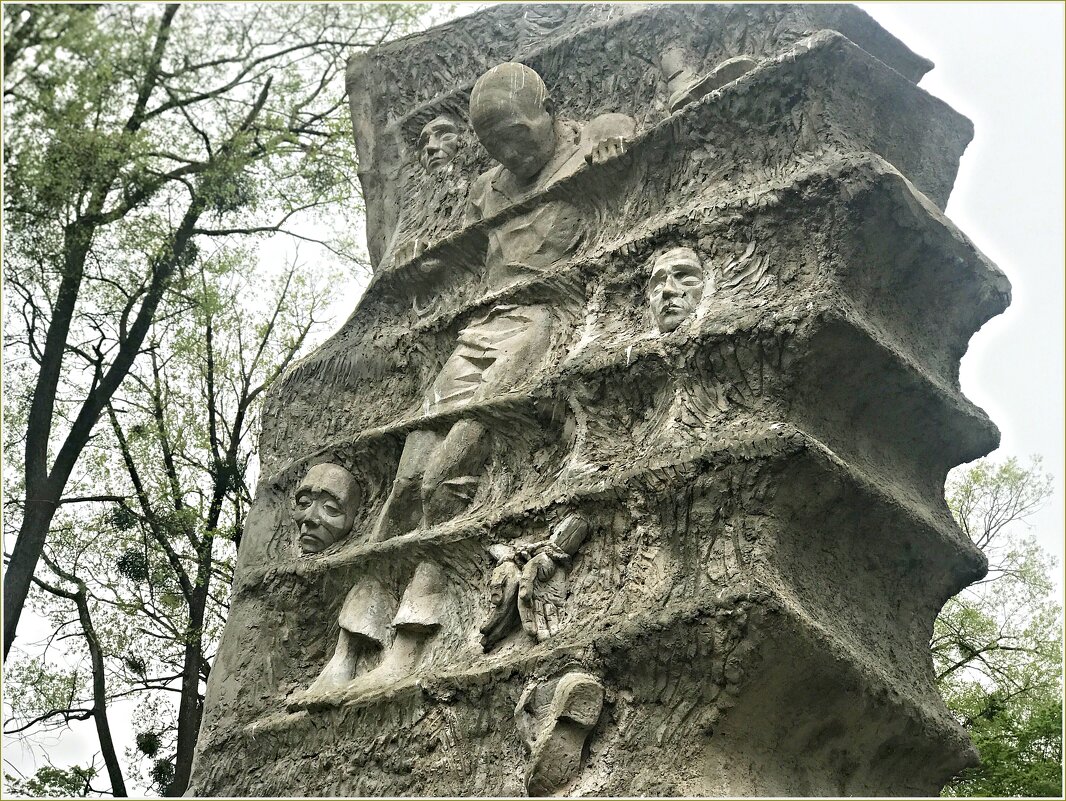Фрагмент памятника. - Валерия Комова