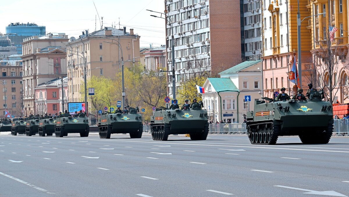 Колонна боевых машин ВДВ .БТР МДМ Ракушка - Татьяна Помогалова