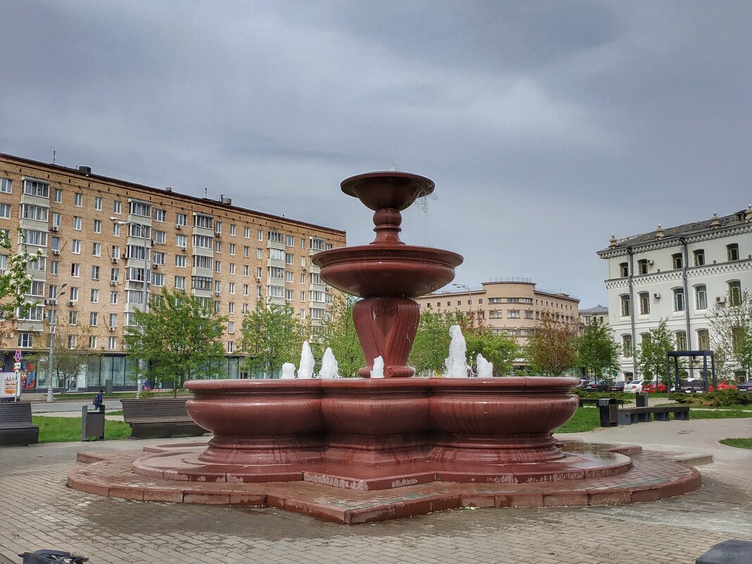 фонтан на площади - Валентина. .