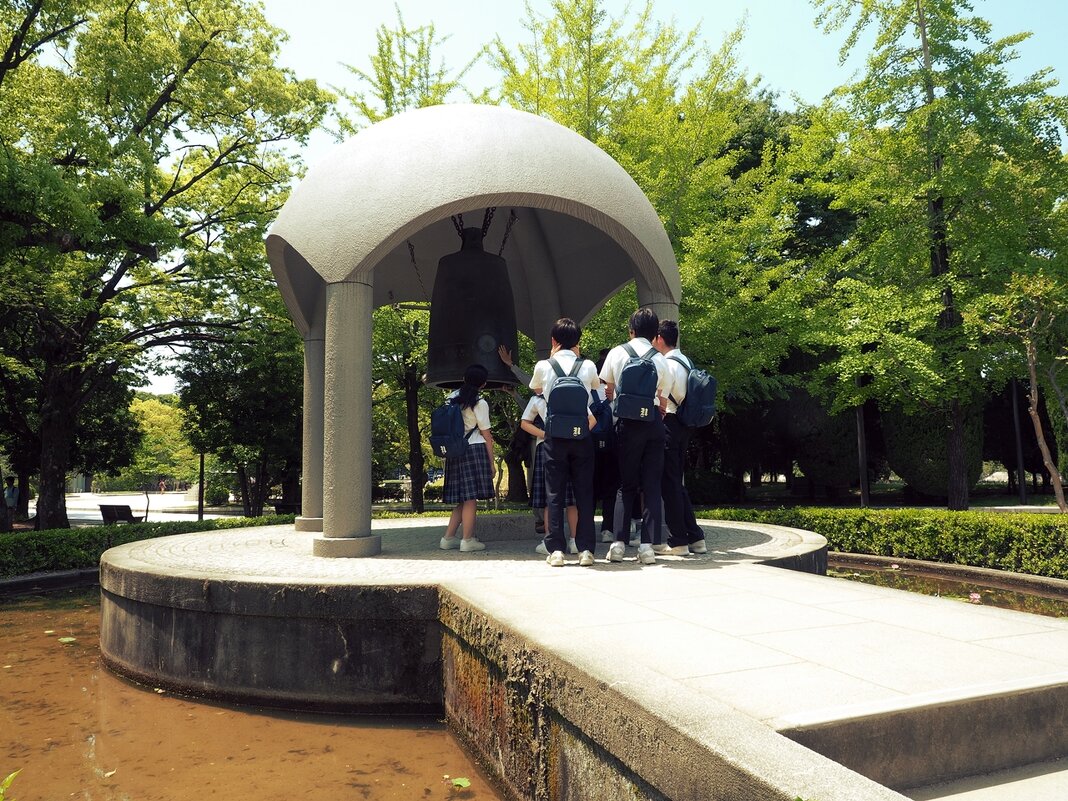 Колокол мира Хиросимы.Мемориальный парк мира Хиросима Япония - wea *