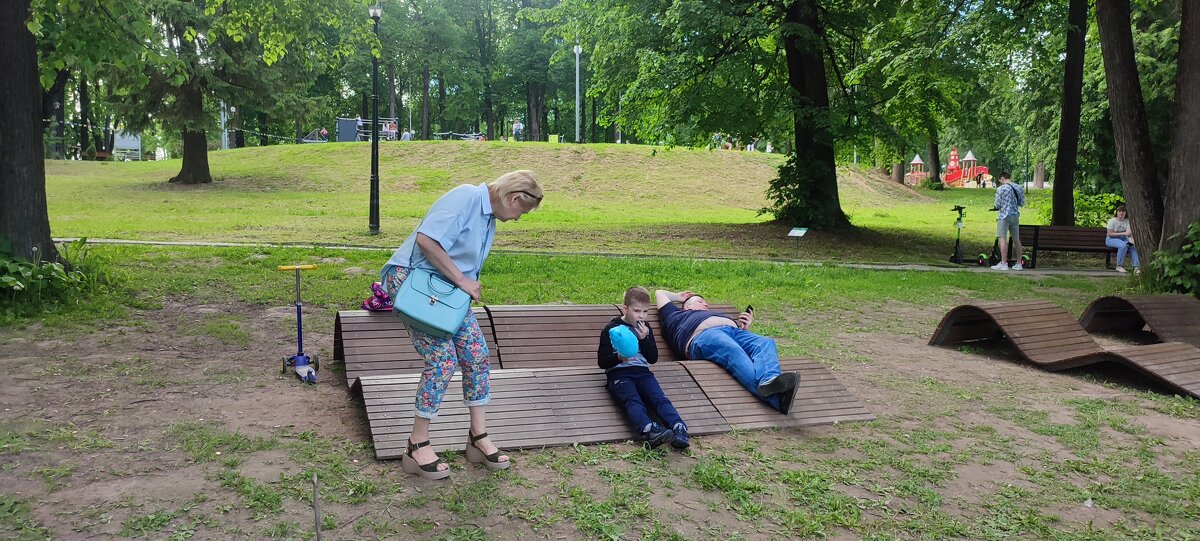 Отдых в парке на скамеечке - Marina Timoveewa