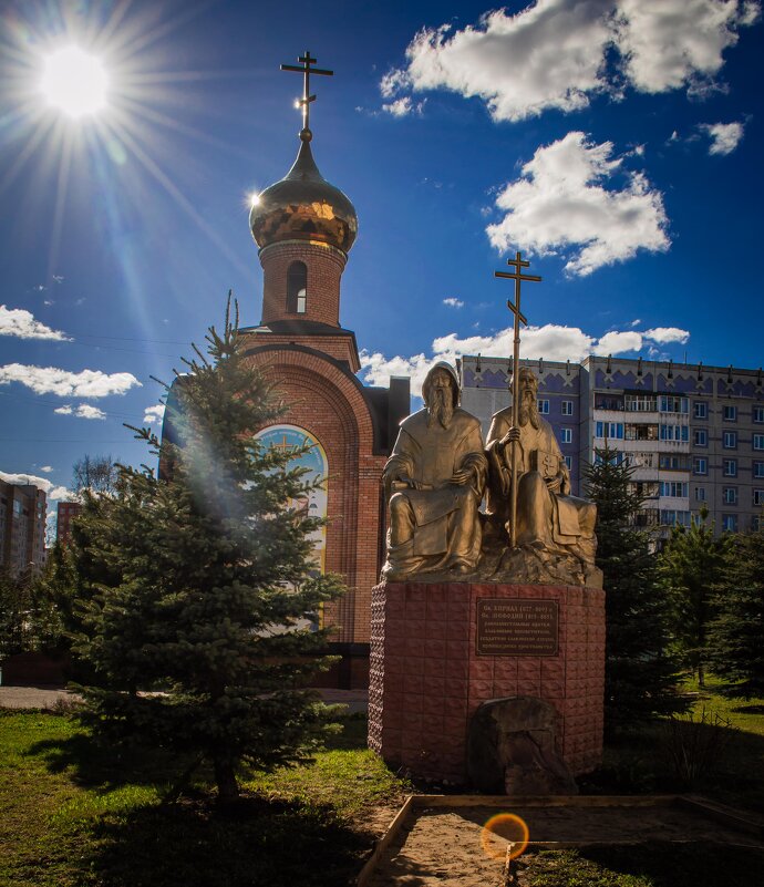 Памятник Кириллу и Мефодию на территории Стефановского собора в Сыктывкаре - Дмитрий Петров