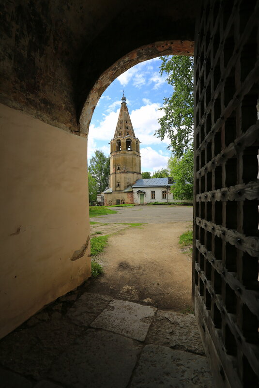 Святые ворота Знаменского монастыря... - Юрий Моченов