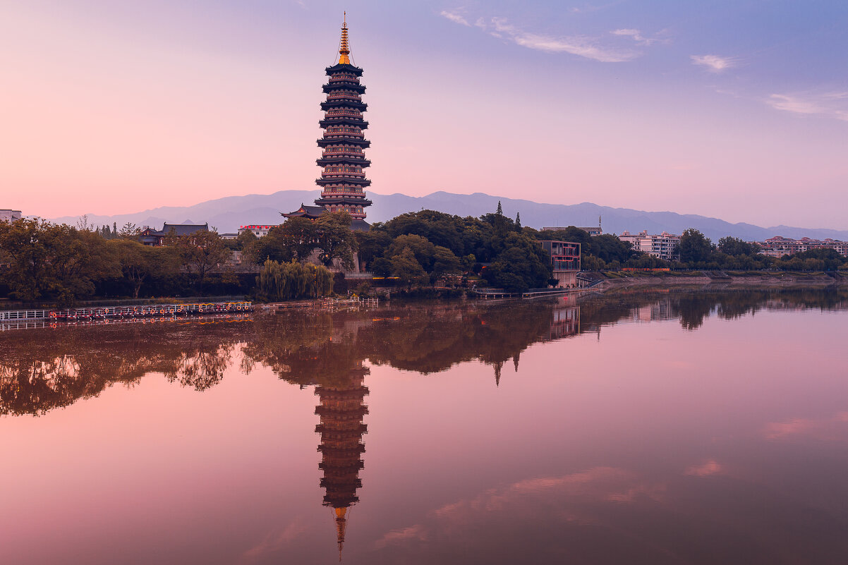 Пагода в городе Цзиньхуа, закат - Дмитрий 
