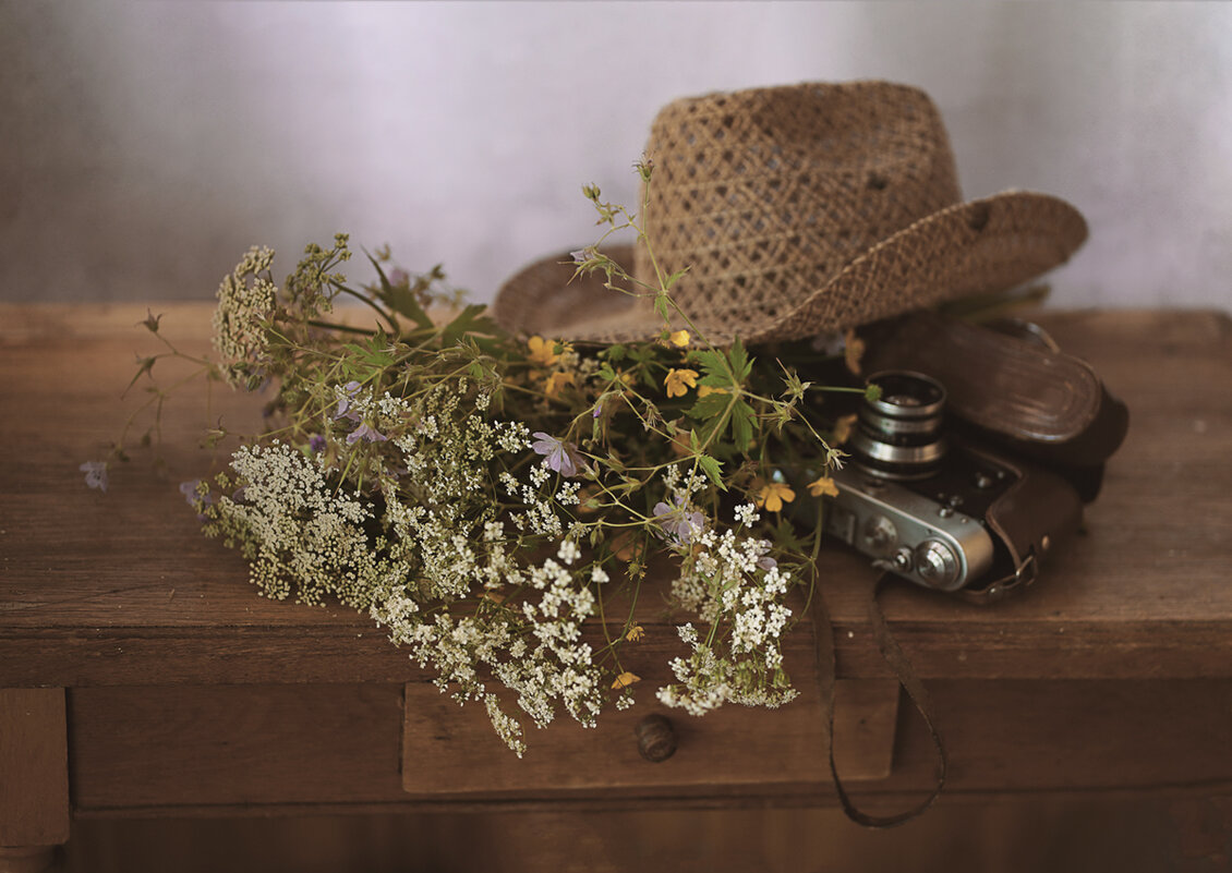 Букет цветов, шляпа и старый фотоаппарат... - Liliya 