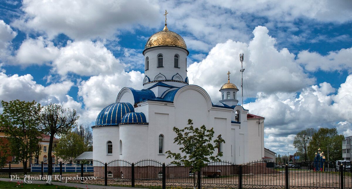 Храм в Шумилино на фоне голубого небо в белоснежных, пушистых облаках - Анатолий Клепешнёв