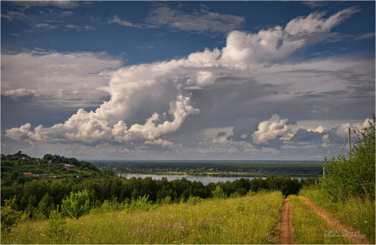 "Стремительные облака над рекой"© - Владимир Макаров