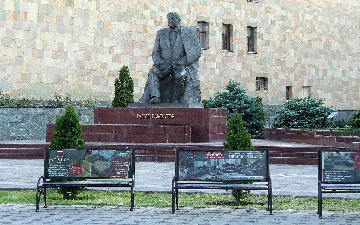 Памятник главному поэту Дагестана - Елена Даньшина