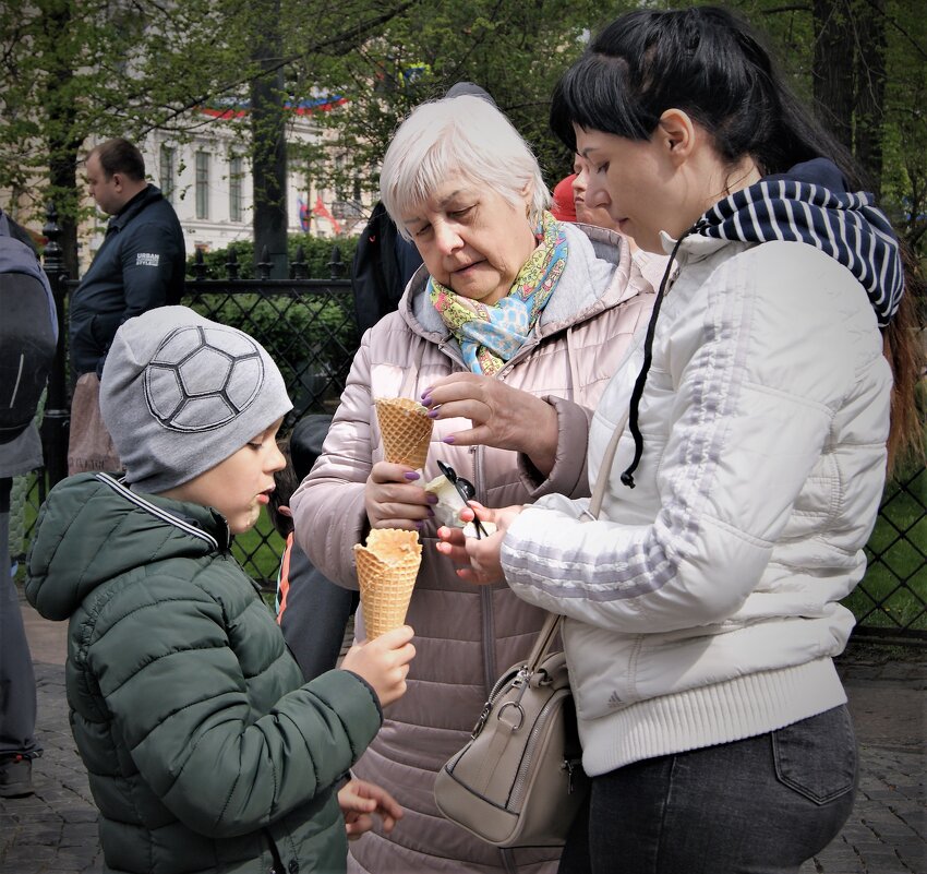 Бабушка, мама, я - дружная семья - Виктор Никитенко
