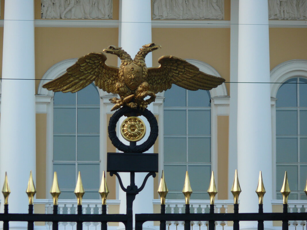 Двуглавый орёл над въездными воротами перед Михайловским дворцом (Русским музеем) - Стальбаум Юрий 