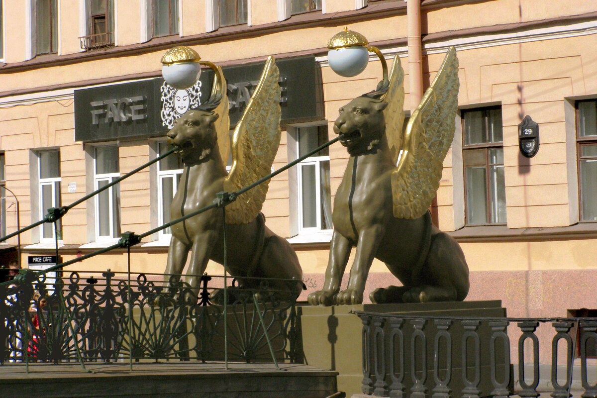 Львы с золотыми крыльями на Банковском мосту через канал Грибоедова - Стальбаум Юрий 
