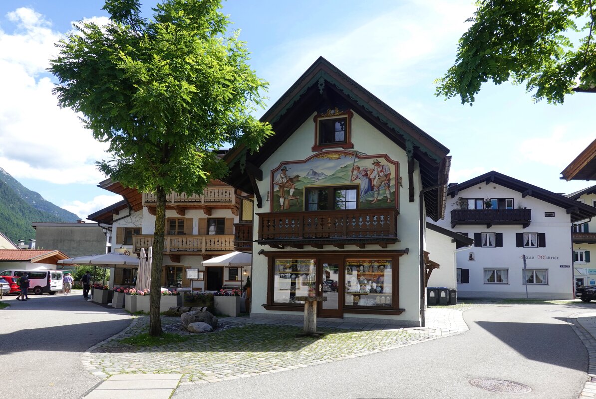 Небольшой городок Миттенвальд (Mittenwald), прильнувший к подножью баварских Альп....... - Galina Dzubina