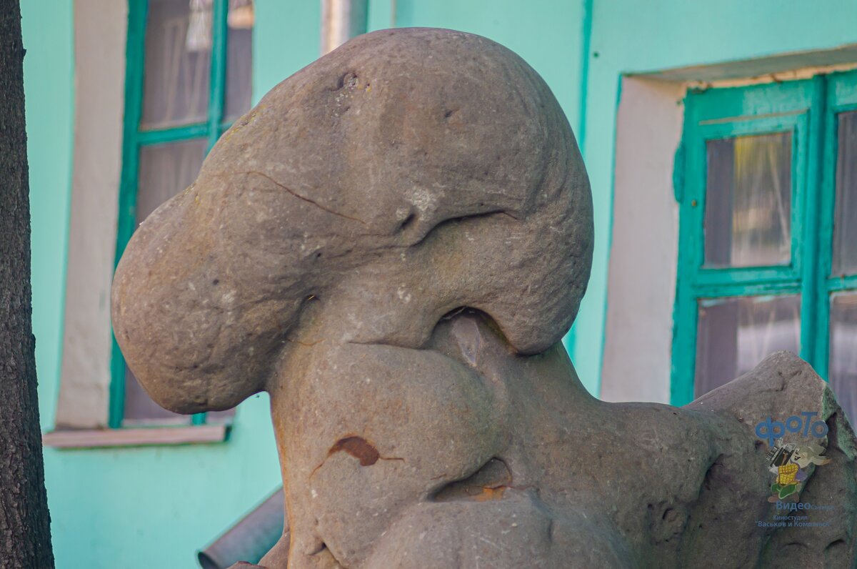 скульптура около Курского областного краеведческого музея. - Руслан Васьков