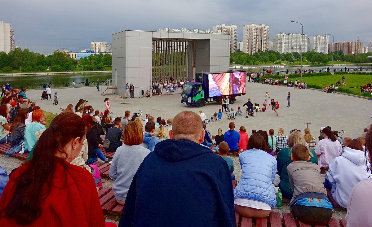 Кинотеатр на открытом воздухе в Марьинском парке - Сергей Антонов