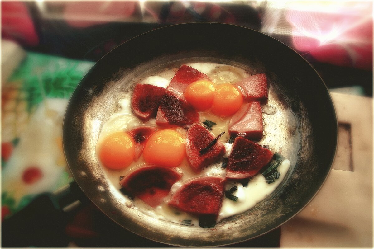 Мой завтрак...два яйца...четыре желтка...съел..! - Александр Шимохин