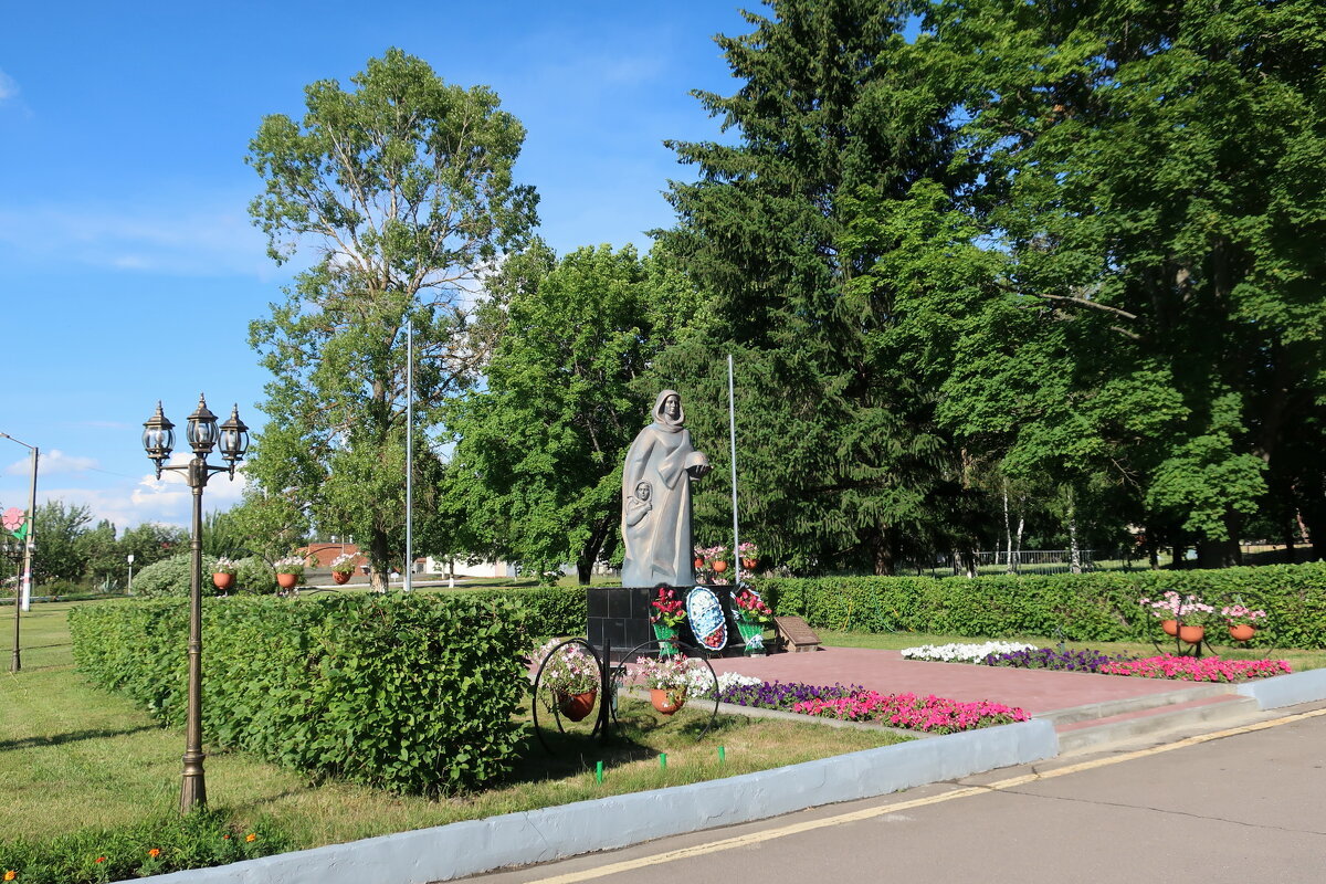 Скульптура в память умершим от ран в госпиталях, располагавшихся на территории санатория 1941-1944 - Gen Vel