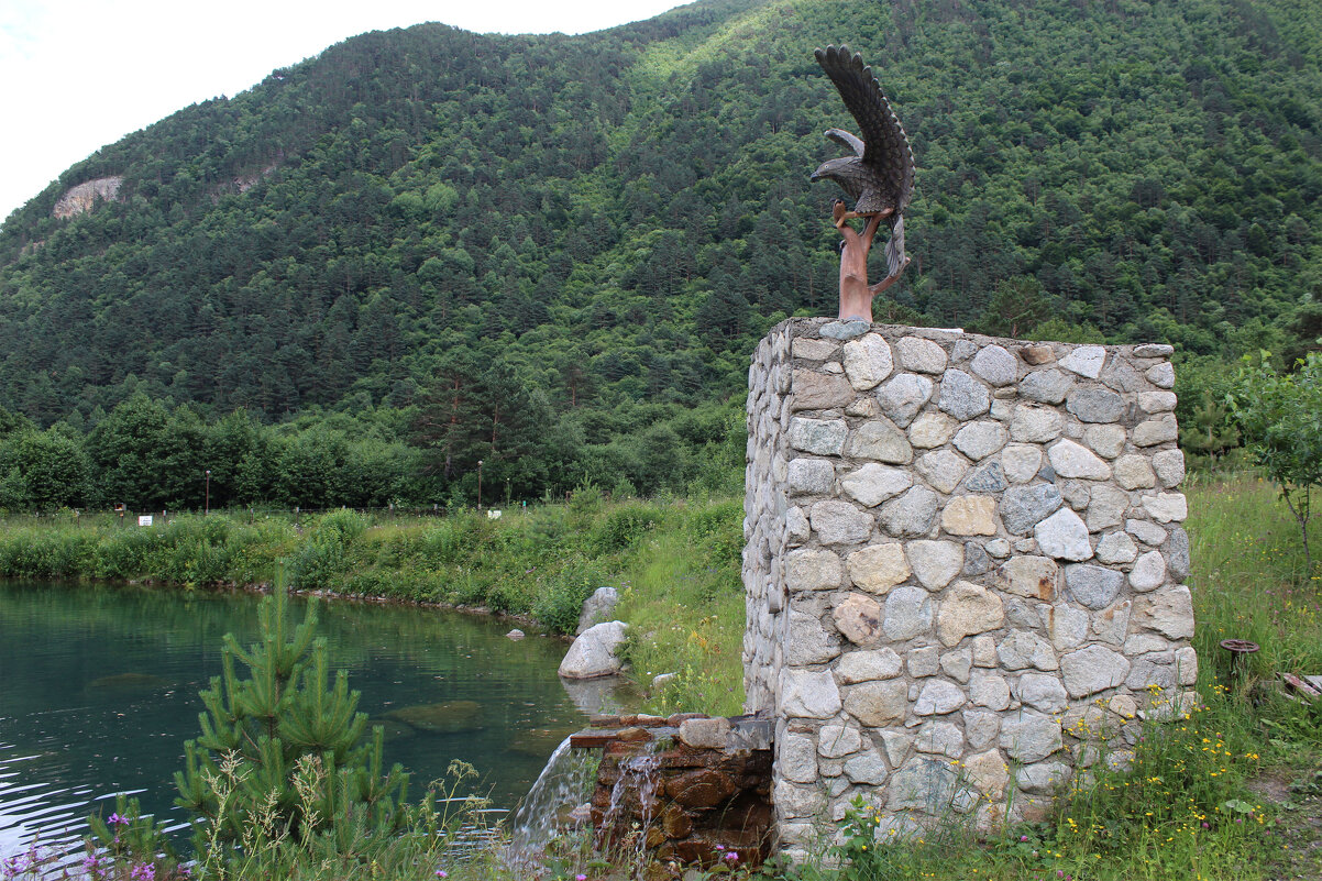 Статуя орла  у пруда - Любовь ***