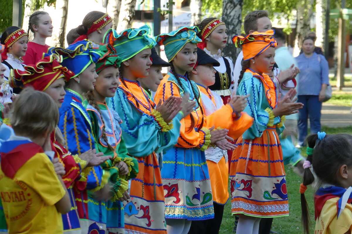 Пестрая  компания. - Вик Токарев