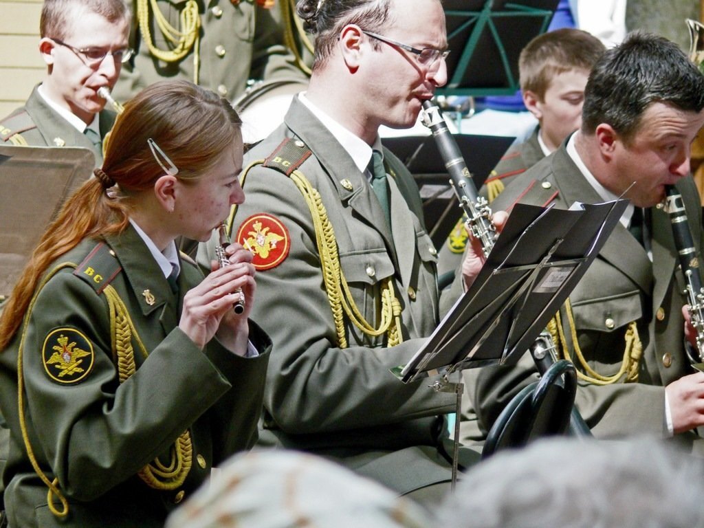 Даже в военном духовом оркестре задают тон девушки! - Стальбаум Юрий 