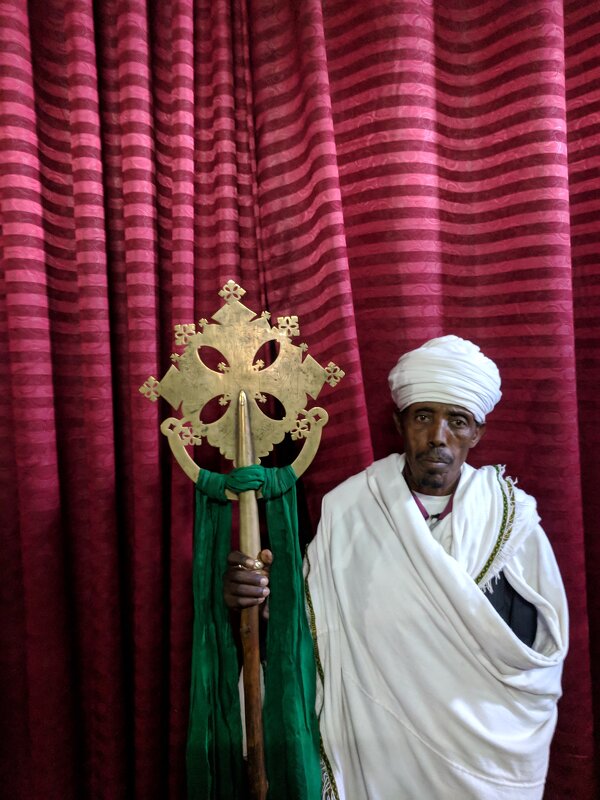 Священник с крестом его церкви. Эфиопия - Олег Ы